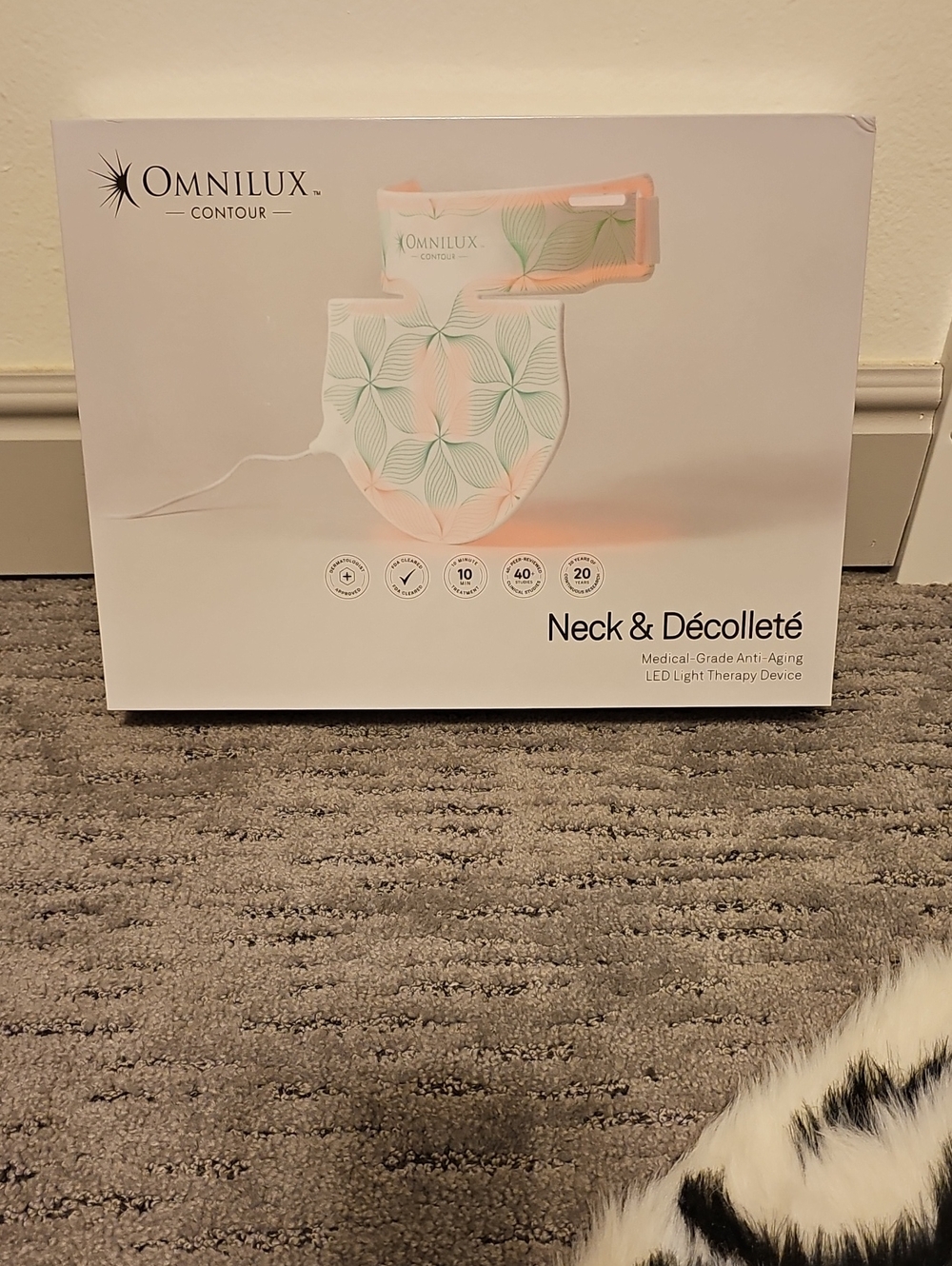 ●●OMNILUX -CONTOUR- NECK & DECOLLETE LED LIGHT THERAPHY DEVICE NIB●●